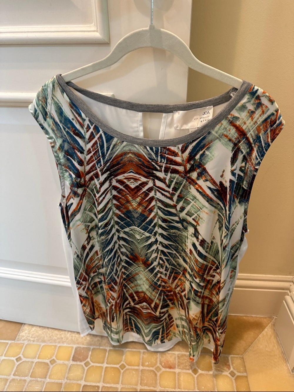 JOA Multi-Color Leafy print Sleeveless Scoop Neck Top